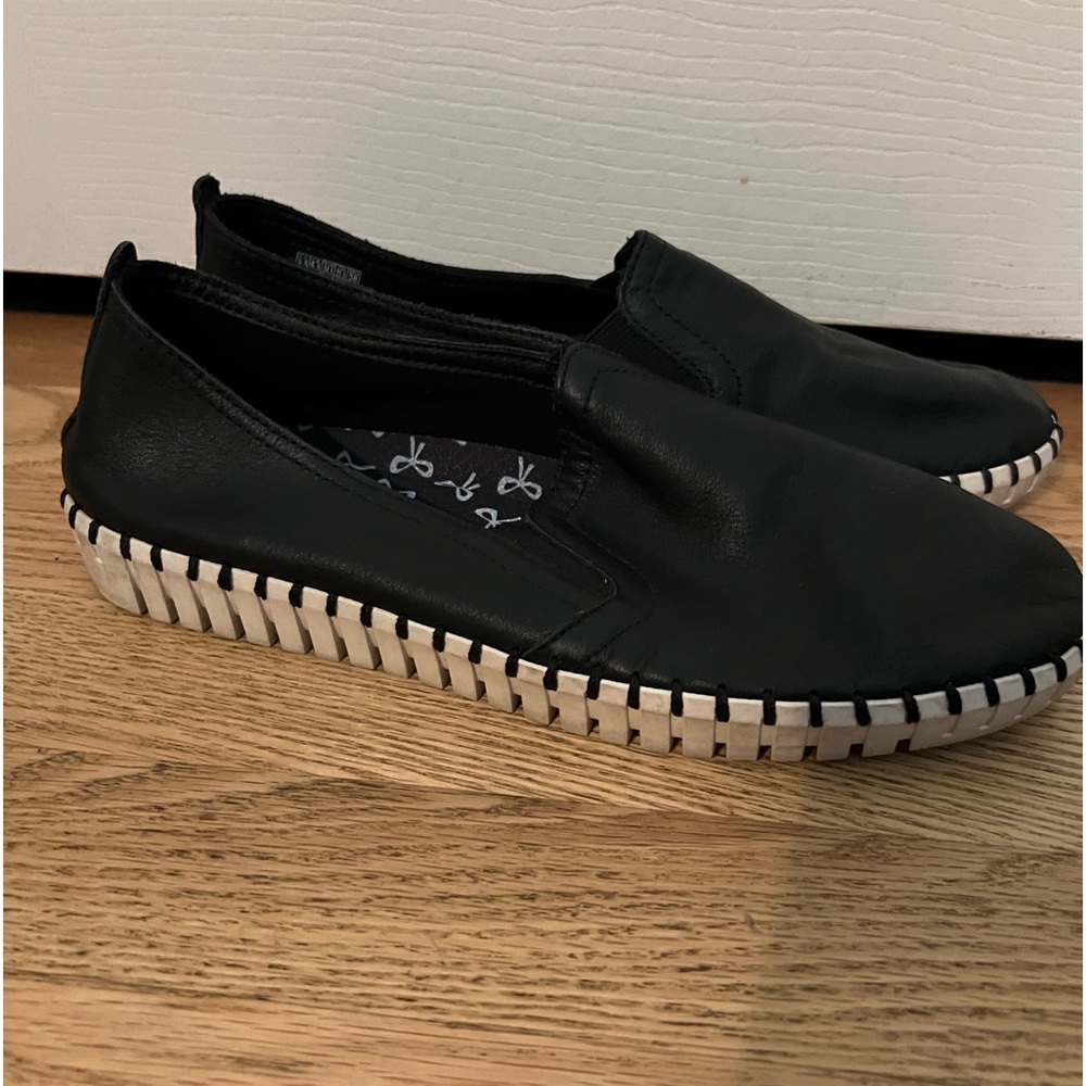 Sketchers soft leather slip ons